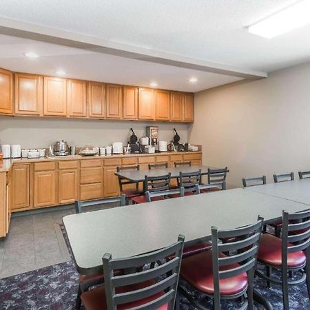 Super 8 By Wyndham Beloit Hotel Екстериор снимка