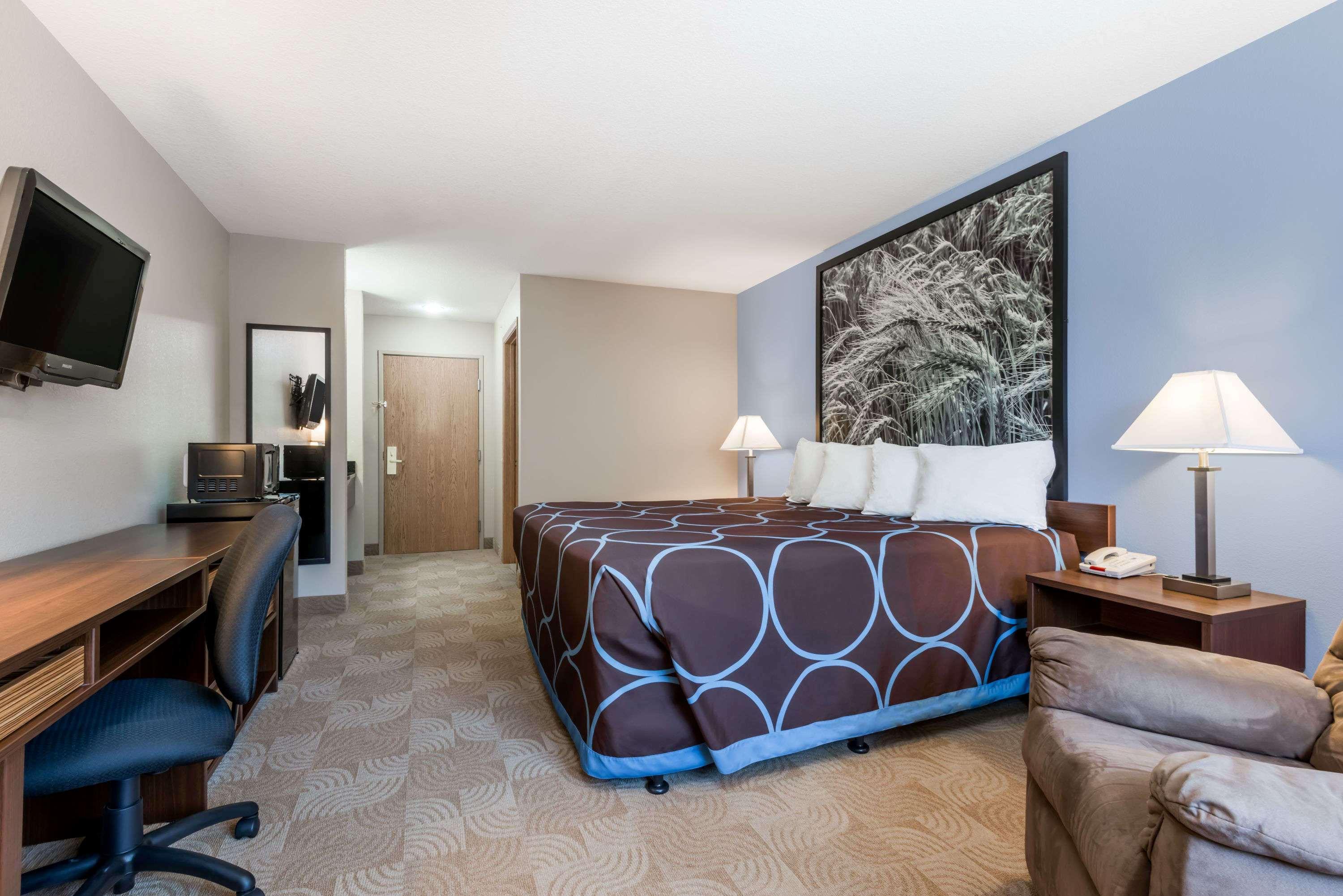 Super 8 By Wyndham Beloit Hotel Екстериор снимка