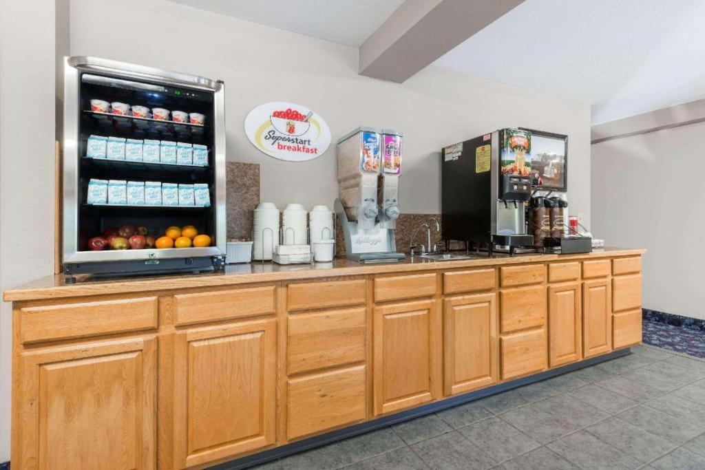 Super 8 By Wyndham Beloit Hotel Екстериор снимка