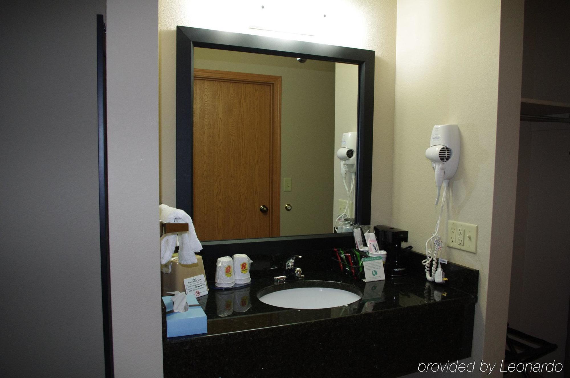 Super 8 By Wyndham Beloit Hotel Екстериор снимка